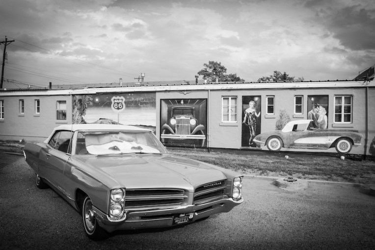 Pontiac Bonneville am Blue Swallow Motel in Tucumcari, New Mexico